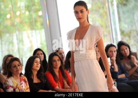 A model präsentiert am 27. Mai 2011 in ihrem brandneuen Couture-Haus in Casablanca, Marokko, eine Kreation der marokkanischen Modedesignerin Zhor Rais aus ihrer Kollektion 'Eclats de Lumiere'. Zhor Rais ist eine Modedesignerin, die traditionelle Kaftane für die königliche Familie in Marokko entwirft und die erste Designerin, die ihr eigenes Couture-Haus (mit Atelier, Showrooms usw.) in Marokko eröffnet hat. Foto von Ammar Abd Rabbo/ABACAPRESS.COM Stockfoto