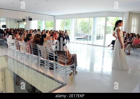 A model präsentiert am 27. Mai 2011 in ihrem brandneuen Couture-Haus in Casablanca, Marokko, eine Kreation der marokkanischen Modedesignerin Zhor Rais aus ihrer Kollektion 'Eclats de Lumiere'. Zhor Rais ist eine Modedesignerin, die traditionelle Kaftane für die königliche Familie in Marokko entwirft und die erste Designerin, die ihr eigenes Couture-Haus (mit Atelier, Showrooms usw.) in Marokko eröffnet hat. Foto von Ammar Abd Rabbo/ABACAPRESS.COM Stockfoto