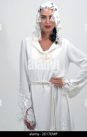 A model präsentiert am 27. Mai 2011 in ihrem brandneuen Couture-Haus in Casablanca, Marokko, eine Kreation der marokkanischen Modedesignerin Zhor Rais aus ihrer Kollektion 'Eclats de Lumiere'. Zhor Rais ist eine Modedesignerin, die traditionelle Kaftane für die königliche Familie in Marokko entwirft und die erste Designerin, die ihr eigenes Couture-Haus (mit Atelier, Showrooms usw.) in Marokko eröffnet hat. Foto von Ammar Abd Rabbo/ABACAPRESS.COM Stockfoto