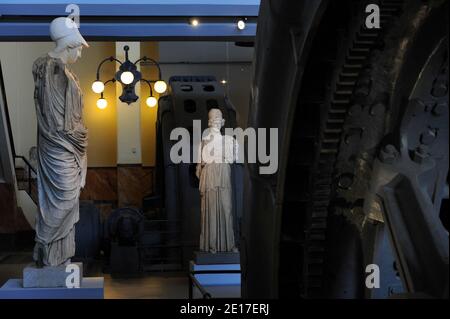 Eine Statue der Athena (L), ausgestellt im Centrale Montemartini Museum in Rom, Italien, April 2011. Der Schatz des antiken Roms ist in einem ehemaligen Kraftwerk zu sehen. Eine Welt der Maschinen begrüßt die Götter und Helden der Antike. Eine Mischung aus klassischer und industrieller Archäologie. Das Gebäude, in dem sich das Centrale Montemartini Museum befindet, war das erste elektrische Kraftwerk Roms. Es wurde 1912 eingeweiht und versorgte die Ewige Stadt rund 50 Jahre lang mit Strom, bevor es stillgelegt wurde. Heute sind die Turbinen und Kessel noch an Ort und Stelle und die Luft im Museum hält noch einen schwachen Duft von o Stockfoto