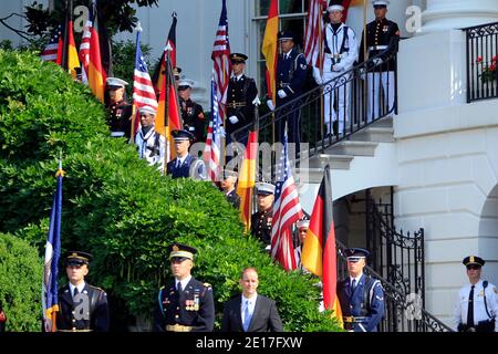 Eine Ehrenwache erwartet die Ankunft der deutschen Bundeskanzlerin Angela Merkel im Weißen Haus in Washington, D.C., am 07. Juni 2011. Foto von Andrew Harrer/Bloomberg/ABACAPRESS.COM Stockfoto