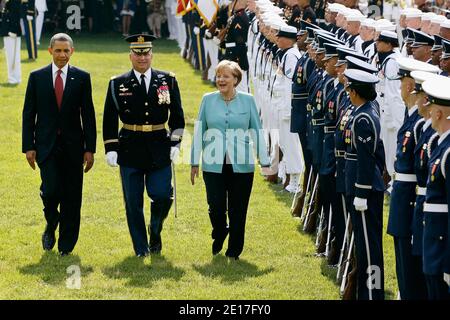 US-Präsident Barack Obama (L) und Bundeskanzlerin Angela Merkel (3. L) überprüfen die Truppen während einer Begrüßungszeremonie im Weißen Haus auf dem South Lawn in Washington, DC., am 7. Juni 2011. Dies ist der erste offizielle Besuch eines europäischen Führers im Weißen Haus seit Obama Präsident wurde. Merkel wird heute Abend bei einem Staatsessen die Freiheitsmedaille 2010 überreicht. Foto von Chip Somodevilla/Pool/ABACAPRESS.COM Stockfoto