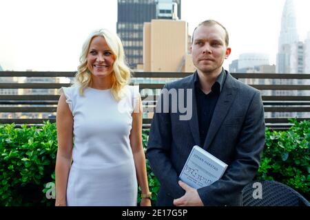 Norwegische Kronprinzessin Mette-Marit und Johan Harstad, Autor von "Buzz Aldrin, Was ist mit dir in all der Verwirrung passiert?" Sind in der Residenz des Generalkonsuls von Norwegen in New York City am 7. Juni 2011 gesehen. Harstads Roman wurde vor kurzem in den Vereinigten Staaten veröffentlicht. Foto von Michael IP/ABACAPRESS.COM Stockfoto