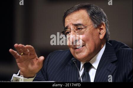 CIA-Direktor Leon Panetta bezeugt vor dem Komitee der Streitkräfte des Senats seine Ernennung zum neuen Verteidigungsminister am 9. Juni 2011 auf dem Capitol Hill in Washington D.C. Foto von Olivier Douliery/ABACAPRESS.COM Stockfoto