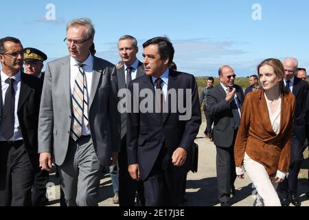 Der französische Premierminister Francois Fillon, flankiert von Nathalie Kosciusko-Morizet, besucht Bruno Le Maire am 10. Juni 2011 vor dem Interministeriellen Komitee des Seesees in Guerande, Westfrankreich, einen Salzwiesen. Foto von Laetitia Notarianni/ABACAPRESS.COM Stockfoto