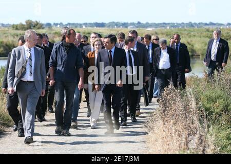 Der französische Premierminister Francois Fillon, flankiert von Nathalie Kosciusko-Morizet, besucht Bruno Le Maire am 10. Juni 2011 vor dem Interministeriellen Komitee des Seesees in Guerande, Westfrankreich, einen Salzwiesen. Foto von Laetitia Notarianni/ABACAPRESS.COM Stockfoto