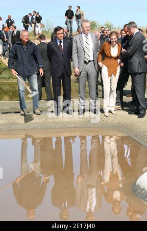 Der französische Premierminister Francois Fillon, flankiert von Nathalie Kosciusko-Morizet, besucht Bruno Le Maire am 10. Juni 2011 vor dem Interministeriellen Komitee des Seesees in Guerande, Westfrankreich, einen Salzwiesen. Foto von Laetitia Notarianni/ABACAPRESS.COM Stockfoto