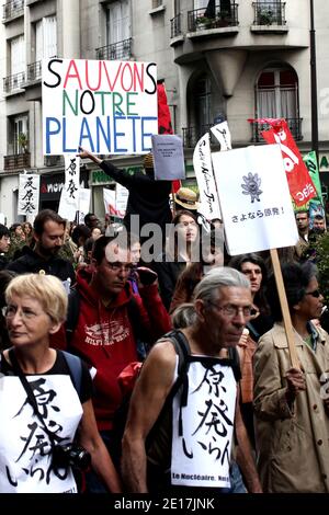 Am 11. juni 2011 nehmen Menschen an einer Demonstration in Paris, Frankreich, Teil, die im Rahmen von weltweiten Anti-Atomkundgebungen zur Unterstützung von Protesten am selben Tag in Japan stattfindet. Als das Land drei Monate seit seinem massiven Erdbeben und Tsunami markiert, der zum weltweit schlimmsten nuklearen Unfall seit 25 Jahren führte. Foto von Stephane Lemouton/ABACAPRESS.COM Stockfoto