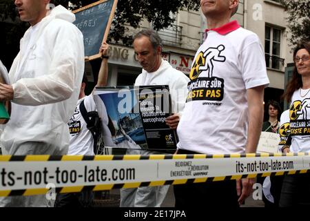 Am 11. juni 2011 nehmen Menschen an einer Demonstration in Paris, Frankreich, Teil, die im Rahmen von weltweiten Anti-Atomkundgebungen zur Unterstützung von Protesten am selben Tag in Japan stattfindet. Als das Land drei Monate seit seinem massiven Erdbeben und Tsunami markiert, der zum weltweit schlimmsten nuklearen Unfall seit 25 Jahren führte. Foto von Stephane Lemouton/ABACAPRESS.COM Stockfoto