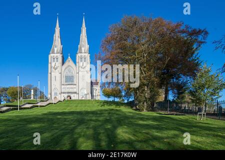 Armagh, Ireland del norte - 27. september 2019: St. Patrick's Cathedral Armagh . Ein Blick von außen auf die Kathedrale an einem klaren Tag Stockfoto