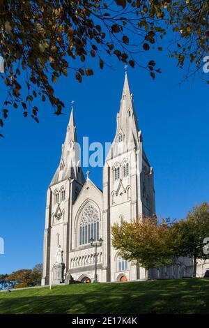 Armagh, Ireland del norte - 27. september 2019: St. Patrick's Cathedral Armagh . Eine halblaterale Außenansicht der Kathedrale an einem klaren Tag mit dem Stockfoto