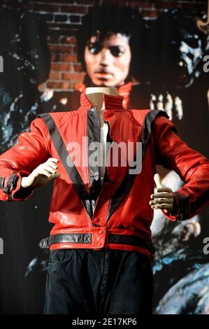 Michael Jacksons Video-getragene 'Thriller'-Jacke wird der Öffentlichkeit am Samstag, 25. Juni 2011 und Sonntag, 26. Juni 2011 in der Julien's Auctions Gallery in Beverly Hills, Los Angeles, CA, USA, am 13. Juni 2011 angeboten. Die Position 493 wird auf 200.000 bis 400.000 US-Dollar geschätzt. Foto von Lionel Hahn/ABACAPRESS.COM Stockfoto