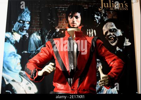 Michael Jacksons Video-getragene 'Thriller'-Jacke wird der Öffentlichkeit am Samstag, 25. Juni 2011 und Sonntag, 26. Juni 2011 in der Julien's Auctions Gallery in Beverly Hills, Los Angeles, CA, USA, am 13. Juni 2011 angeboten. Die Position 493 wird auf 200.000 bis 400.000 US-Dollar geschätzt. Foto von Lionel Hahn/ABACAPRESS.COM Stockfoto