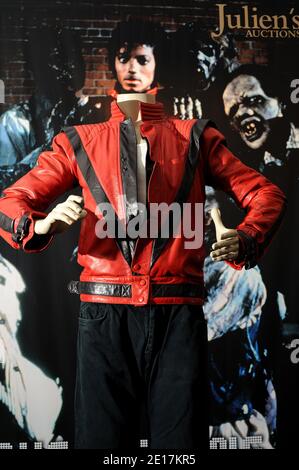 Michael Jacksons Video-getragene 'Thriller'-Jacke wird der Öffentlichkeit am Samstag, 25. Juni 2011 und Sonntag, 26. Juni 2011 in der Julien's Auctions Gallery in Beverly Hills, Los Angeles, CA, USA, am 13. Juni 2011 angeboten. Die Position 493 wird auf 200.000 bis 400.000 US-Dollar geschätzt. Foto von Lionel Hahn/ABACAPRESS.COM Stockfoto