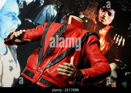 Michael Jacksons Video-getragene 'Thriller'-Jacke wird der Öffentlichkeit am Samstag, 25. Juni 2011 und Sonntag, 26. Juni 2011 in der Julien's Auctions Gallery in Beverly Hills, Los Angeles, CA, USA, am 13. Juni 2011 angeboten. Die Position 493 wird auf 200.000 bis 400.000 US-Dollar geschätzt. Foto von Lionel Hahn/ABACAPRESS.COM Stockfoto