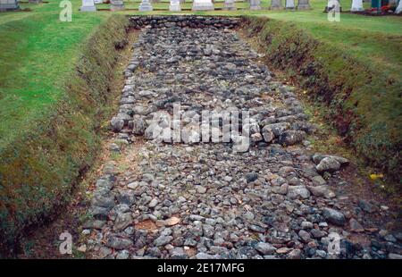 Antonine Wall bleibt in Bearsden, Schottland. Die Antonine Wall (Vallum Antonini), von den Römern über das, was jetzt ist der Central Belt of Scotland, zwischen dem Firth of Forth und dem Firth of Clyde, etwa 100km nördlich von der Hadrian Wall gebaut. Archivscan von einem Dia. September 1992. Stockfoto