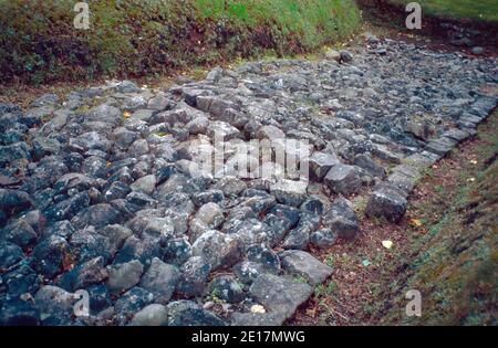 Antonine Wall bleibt in Bearsden, Schottland. Die Antonine Wall (Vallum Antonini), von den Römern über das, was jetzt ist der Central Belt of Scotland, zwischen dem Firth of Forth und dem Firth of Clyde, etwa 100km nördlich von der Hadrian Wall gebaut. Archivscan von einem Dia. September 1992. Stockfoto