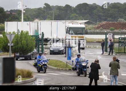 Ein Lastwagen, der die Überreste von einigen der 228 Opfer des Flugzeugabsturzes von Air France 447 Rio-Paris 2009 transportiert, verlässt den Hafen von Bayonne im Südwesten Frankreichs, begleitet von französischen Gendarmen, auf dem Weg zur forensischen Leichenhalle von Paris (Institut-medico-legal) am 16. Juni 2011. Das französische Boot 'Ile-de-sein', das die Überreste der 104 gefundenen Leichen und Teile des Wracks trug, kam heute in Bayonne an. Foto von Patrick Bernard/ABACAPRESS.COM Stockfoto