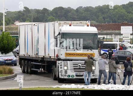 Ein Lastwagen, der die Überreste von einigen der 228 Opfer des Flugzeugabsturzes von Air France 447 Rio-Paris 2009 transportiert, verlässt den Hafen von Bayonne im Südwesten Frankreichs, begleitet von französischen Gendarmen, auf dem Weg zur forensischen Leichenhalle von Paris (Institut-medico-legal) am 16. Juni 2011. Das französische Boot 'Ile-de-sein', das die Überreste der 104 gefundenen Leichen und Teile des Wracks trug, kam heute in Bayonne an. Foto von Patrick Bernard/ABACAPRESS.COM Stockfoto