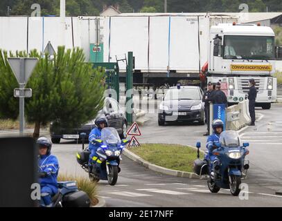 Ein Lastwagen, der die Überreste von einigen der 228 Opfer des Flugzeugabsturzes von Air France 447 Rio-Paris 2009 transportiert, verlässt den Hafen von Bayonne im Südwesten Frankreichs, begleitet von französischen Gendarmen, auf dem Weg zur forensischen Leichenhalle von Paris (Institut-medico-legal) am 16. Juni 2011. Das französische Boot 'Ile-de-sein', das die Überreste der 104 gefundenen Leichen und Teile des Wracks trug, kam heute in Bayonne an. Foto von Patrick Bernard/ABACAPRESS.COM Stockfoto