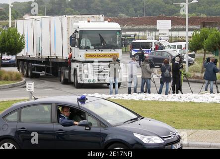 Ein Lastwagen, der die Überreste von einigen der 228 Opfer des Flugzeugabsturzes von Air France 447 Rio-Paris 2009 transportiert, verlässt den Hafen von Bayonne im Südwesten Frankreichs, begleitet von französischen Gendarmen, auf dem Weg zur forensischen Leichenhalle von Paris (Institut-medico-legal) am 16. Juni 2011. Das französische Boot 'Ile-de-sein', das die Überreste der 104 gefundenen Leichen und Teile des Wracks trug, kam heute in Bayonne an. Foto von Patrick Bernard/ABACAPRESS.COM Stockfoto