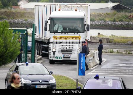 Ein Lastwagen, der die Überreste von einigen der 228 Opfer des Flugzeugabsturzes von Air France 447 Rio-Paris 2009 transportiert, verlässt den Hafen von Bayonne im Südwesten Frankreichs, begleitet von französischen Gendarmen, auf dem Weg zur forensischen Leichenhalle von Paris (Institut-medico-legal) am 16. Juni 2011. Das französische Boot 'Ile-de-sein', das die Überreste der 104 gefundenen Leichen und Teile des Wracks trug, kam heute in Bayonne an. Foto von Patrick Bernard/ABACAPRESS.COM Stockfoto