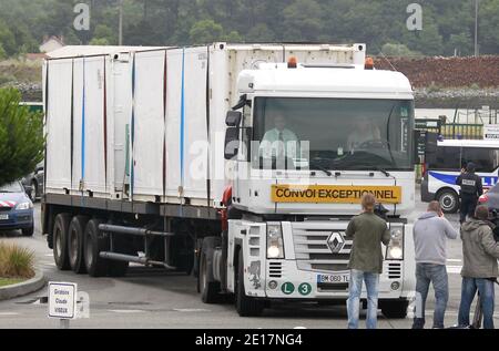 Ein Lastwagen, der die Überreste von einigen der 228 Opfer des Flugzeugabsturzes von Air France 447 Rio-Paris 2009 transportiert, verlässt den Hafen von Bayonne im Südwesten Frankreichs, begleitet von französischen Gendarmen, auf dem Weg zur forensischen Leichenhalle von Paris (Institut-medico-legal) am 16. Juni 2011. Das französische Boot 'Ile-de-sein', das die Überreste der 104 gefundenen Leichen und Teile des Wracks trug, kam heute in Bayonne an. Foto von Patrick Bernard/ABACAPRESS.COM Stockfoto