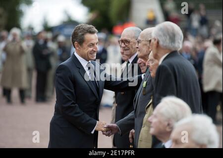 Der französische Präsident Nicolas Sarkozy begrüßt Veteranen, die am 18. Juni 2011 im Mont-Valerien in Suresnes bei Paris im Rahmen der Feierlichkeiten zum 71. Jahrestag des Radioaufrufs Charles de Gaulles an seine Landsleute, sich der Nazi-Besatzung zu widersetzen, an einer Zeremonie teilnehmen. Am 18. Juni 1940, vier Tage nach dem Fall von Paris, und als die französische Regierung bereit war, einen Waffenstillstand mit Deutschland zu unterzeichnen, gab der verbannte Militärführer einen leidenschaftlichen Appell über die BBC-Wellen an die Heimbewohnenden aus. Foto von Fred Dufour/Pool/ABACAPRESS.COM Stockfoto