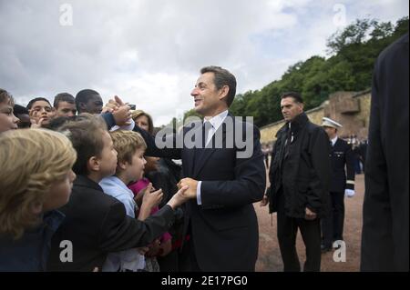 Der französische Präsident Nicolas Sarkozy begrüßt die Menschen, als er am 18. Juni 2011 an einer Zeremonie im Mont-Valerien in Suresnes bei Paris teilnimmt, die im Rahmen der Feier des 71. Jahrestages von Charles de Gaulles Radioaufruf an seine Landsleute zum Widerstand gegen die Nazi-Besatzung stattfindet. Am 18. Juni 1940, vier Tage nach dem Fall von Paris, und als die französische Regierung bereit war, einen Waffenstillstand mit Deutschland zu unterzeichnen, gab der verbannte Militärführer einen leidenschaftlichen Appell über die BBC-Wellen an die Heimbewohnenden aus. Foto von Fred Dufour/Pool/ABACAPRESS.COM Stockfoto