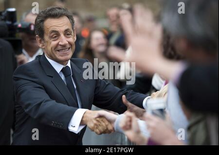 Der französische Präsident Nicolas Sarkozy begrüßt die Menschen, als er am 18. Juni 2011 an einer Zeremonie im Mont-Valerien in Suresnes bei Paris teilnimmt, die im Rahmen der Feier des 71. Jahrestages von Charles de Gaulles Radioaufruf an seine Landsleute zum Widerstand gegen die Nazi-Besatzung stattfindet. Am 18. Juni 1940, vier Tage nach dem Fall von Paris, und als die französische Regierung bereit war, einen Waffenstillstand mit Deutschland zu unterzeichnen, gab der verbannte Militärführer einen leidenschaftlichen Appell über die BBC-Wellen an die Heimbewohnenden aus. Foto von Fred Dufour/Pool/ABACAPRESS.COM Stockfoto