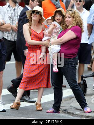 Die Schauspielerin Isla Fisher mit ihren Töchtern Olive und Elula tritt vor Ort auf, als ihr Mann Sacha Baron Cohen auf einem Kamel auf der Fifth Avenue reitet, während er am 19. Juni 2011 in New York City, NY, USA, Szenen für seinen kommenden Film "der Diktator" dreht. Foto von Charles Guerin/ABACAPRESS.COM Stockfoto