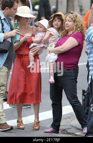 Die Schauspielerin Isla Fisher mit ihren Töchtern Olive und Elula tritt vor Ort auf, als ihr Mann Sacha Baron Cohen auf einem Kamel auf der Fifth Avenue reitet, während er am 19. Juni 2011 in New York City, NY, USA, Szenen für seinen kommenden Film "der Diktator" dreht. Foto von Charles Guerin/ABACAPRESS.COM Stockfoto