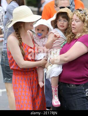 Die Schauspielerin Isla Fisher mit ihren Töchtern Olive und Elula tritt vor Ort auf, als ihr Mann Sacha Baron Cohen auf einem Kamel auf der Fifth Avenue reitet, während er am 19. Juni 2011 in New York City, NY, USA, Szenen für seinen kommenden Film "der Diktator" dreht. Foto von Charles Guerin/ABACAPRESS.COM Stockfoto