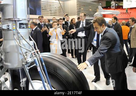 Der französische Präsident Nicolas Sarkozy eröffnet am 20. Juni 2011 die 49. Internationale Paris Air Show in Le Bourget, in der Nähe von Paris. Foto von Laurent Chamussy/Pool/ABACAPRESS.COM Stockfoto