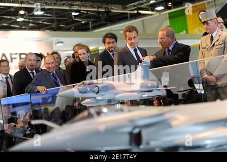 Der französische Präsident Nicolas Sarkozy geht an einem Modell des Düsenjägers vorbei, mit Charles Edelstenne Dassault Chairman und CEO als Serge Dassault (2. L), Verteidigungsminister Gerard Longuet (3. L) und Umwelt- und Verkehrsministerin Nathalie Kosciusko-Morizet (4. L) Bei der Eröffnung der 49. Internationalen Paris Air Show in Le Bourget, in der Nähe von Paris, Frankreich 20. Juni 2011. Foto von Laurent Chamussy/Pool/ABACAPRESS.COM Stockfoto