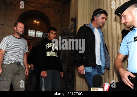 Yvan Colonna's Bruder Stephane Colonna und Yvan's Sohn Jean-Baptiste verließen am 20. Juni 2011 die Pariser Gerichtshalle in Paris, Frankreich, nach Yvan Colonna's Berufungsverfahren für den Mord an Claude Erignac, Frankreichs Top-Staatsbeamter auf der Mittelmeerinsel Korsika im Jahr 1998. Foto von Mousse/ABACAPRESS.COM Stockfoto