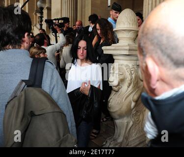 Stephanie Colonna, Ehefrau von Yvan Colonna, verließ am 20. Juni 2011 das Pariser Gerichtsgebäude in Paris, Frankreich, nachdem Yvan Colonna im Berufungsverfahren wegen des Mordes an Claude Erignac, Frankreichs Top-Staatsbeamter auf der Mittelmeerinsel Korsika, 1998 angeklagt worden war. Foto von Mousse/ABACAPRESS.COM Stockfoto