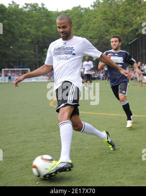 Tony Parker spielt Fußball während Steve Nashs Fußballspiel "Showdown in Chinatown presented by ORTSBO.com" in New York City, NY, USA am 22. Juni 2011. Foto von Mehdi Taamallah/ABACAUSA.COM Stockfoto