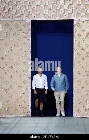 Marc Jacobs und Kim Jones im Rahmen der Präsentation der Louis Vuitton Herrenmode Frühjahr Sommer 2012 Kollektion während der Paris Men's Fashion Week, Paris, Frankreich, 23. Juni 2011. Foto von Alain Gil-Gonzalez/ABACAPRESS.COM Stockfoto