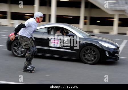 Taig Khris während einer Trainingseinheit im Parc des Expositions, Porte de Versailles Centre in Paris, Frankreich am 24. Juni 2011. Nach seinem spektakulären Sprung vom Eiffelturm wird der Rollermeister Taig Khris versuchen, den Weitsprung-Weltrekord von der Spitze des Pariser Butte Montmartre zu brechen. Am Samstag, den 2. Juli 2011, wird der Sportler vom Sacre C¿ur in Montmartre abstürzen, um den Weitsprung-Weltrekord im Rollerwagen zu brechen. Foto von Henry Szwarc/ABACAPRESS.COM Stockfoto