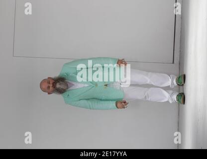 Der belgische Modedesigner Walter Van Beirendonck geht im Rahmen seiner Präsentation der Herrenmode Frühjahr Sommer 2012 Kollektion während der Paris Men's Fashion Week am 24. Juni 2011 in Paris, Frankreich, auf die Piste. Foto von Alain Gil-Gonzalez/ABACAPRESS.COM Stockfoto