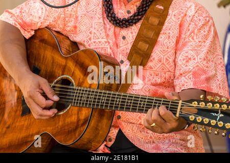 Maui, Hawaii, Wailea Beach, Larry's Koa 12-saitige Gitarre Stockfoto