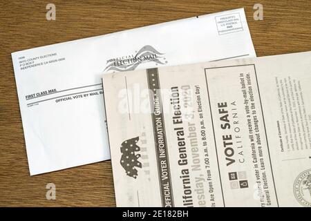 Offizielle kalifornische Stimme per Briefwahlumschlag und Wählerführer Stockfoto