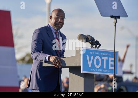 Atlanta, Usa. Januar 2021. Rev. Raphael Warnock richtet sich an die Menge bei der Drive-in-Rallye am Vorabend der Senatswahl im Center Parc Credit Union Stadium am 4. Januar 2021 in Atlanta, Georgia. Kredit: Sanjeev Singhal/The News Access/Alamy Live Nachrichten Stockfoto