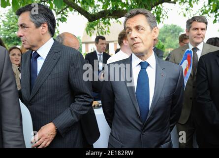 Nicolas Sarkozy (L Francois Fillon (C) und Franck Louvrier (R) Frankreichs Präsident Nicolas Sarkozy besucht zusammen mit Premierminister Francois Fillon eine Farm. Sable sur Sarthe, FRANKREICH-28/06/2011 Stockfoto