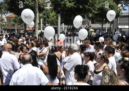 März und Hommage an Aurelie Fouche in Cagnes sur Mer, Südfrankreich, am 28. juni 2011 in Anwesenheit seiner Eltern, seiner Familie und Freunden. Aurelie Fouche, 21-jährige Mutter, entführt und ermordet, deren Leiche letzte Woche auf landwirtschaftlichen Flächen gefunden wurde. Foto von Patrice Maxante/Pixel Press/ABACAPRESS.COM Stockfoto