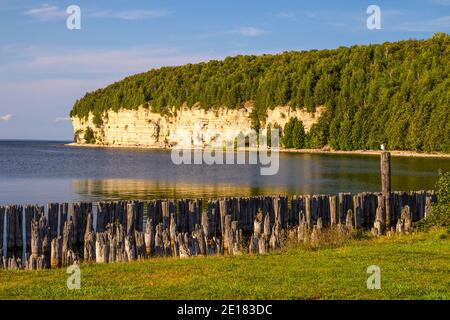 Michigan State Parks. Schöner Blick auf den alten Hafen und die Kalksteinklippen entlang der Küste des Lake Michigan im Fayette State Historical Park. Stockfoto