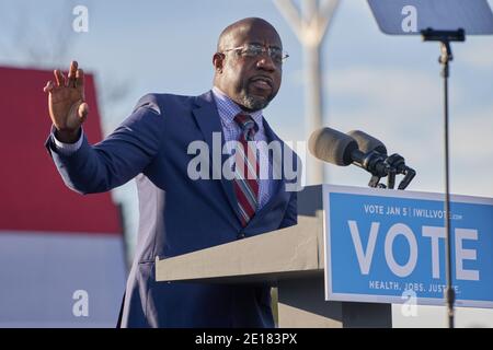 Atlanta, Usa. Januar 2021. Rev. Raphael Warnock richtet sich an die Menge bei der Drive-in-Rallye am Vorabend der Senatswahl im Center Parc Credit Union Stadium am 4. Januar 2021 in Atlanta, Georgia. Kredit: Sanjeev Singhal/The News Access/Alamy Live Nachrichten Stockfoto