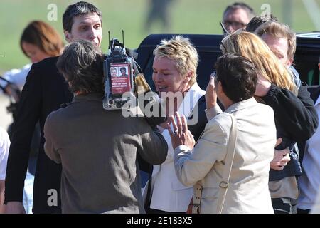 Die französische Fernsehmoderatorin Elise Lucet küsst die ehemalige Geisel, der französische Reporter Herve Ghesquiere bei seiner Ankunft mit Kameramann Stephane Taponier auf dem Militärflughafen von Villacoublay, westlich von Paris, Frankreich am 30. Juni 2011. Taponier und Ghesquiere des Staatsnetzes France 3 wurden im November 2009 in den Bergen von Kapisa, einer instabilen Region östlich der afghanischen Hauptstadt Kabul, beschlagnahmt. Foto von Nicolas Gouhier/ABACAPRESS.COM Stockfoto