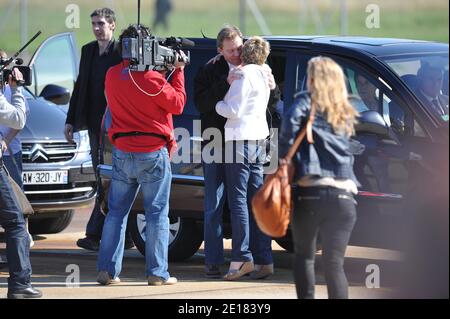 Die französische Fernsehmoderatorin Elise Lucet küsst die ehemalige Geisel, der französische Reporter Herve Ghesquiere bei seiner Ankunft mit Kameramann Stephane Taponier auf dem Militärflughafen von Villacoublay, westlich von Paris, Frankreich am 30. Juni 2011. Taponier und Ghesquiere des Staatsnetzes France 3 wurden im November 2009 in den Bergen von Kapisa, einer instabilen Region östlich der afghanischen Hauptstadt Kabul, beschlagnahmt. Foto von Nicolas Gouhier/ABACAPRESS.COM Stockfoto